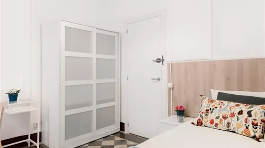 Rooms in Barcelona Ciutat Vella - photo 9