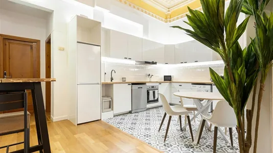 Rooms in Barcelona Ciutat Vella - photo 10