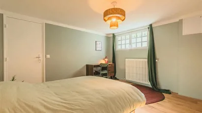 Room for rent in L'Haÿ-les-Roses, Île-de-France