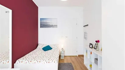 Room for rent in Milano Zona 8 - Fiera, Gallaratese, Quarto Oggiaro, Milan