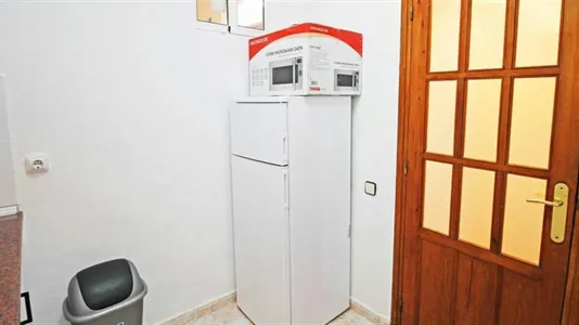 Rooms in Barcelona Ciutat Vella - photo 9