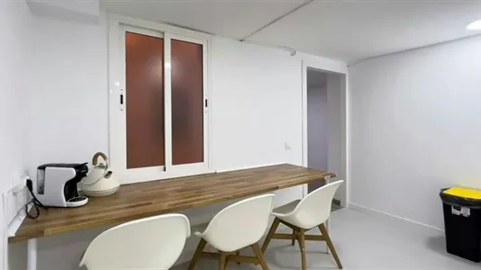 Rooms in Barcelona Ciutat Vella - photo 9