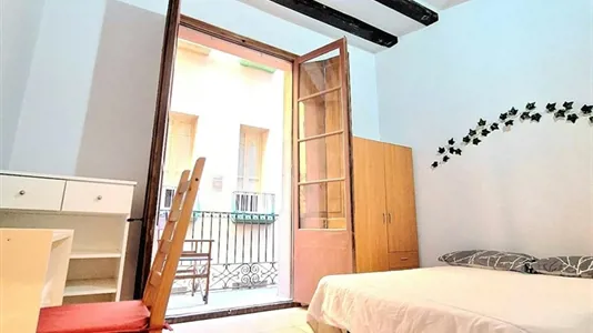 Rooms in Barcelona Ciutat Vella - photo 2
