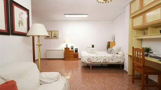 Rooms in el Camí de Vera - photo 9