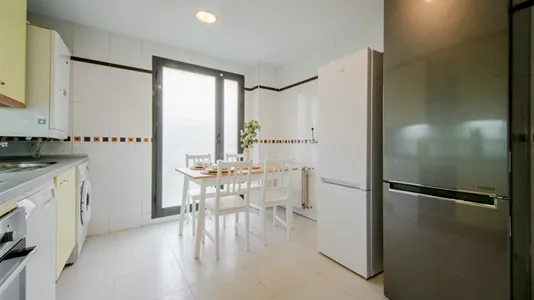 Rooms in El Encinar de los Reyes - photo 8