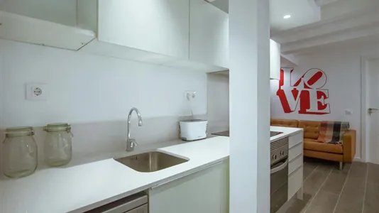 Rooms in Barcelona Ciutat Vella - photo 9