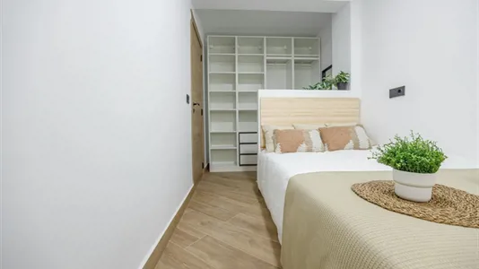 Rooms in el Camí de Vera - photo 3