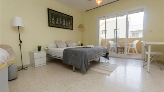 Rooms in Málaga - photo 5