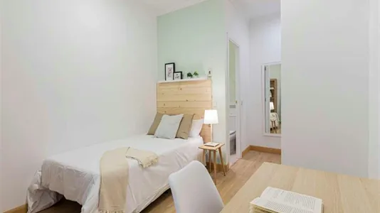 Rooms in Madrid Centro - photo 9