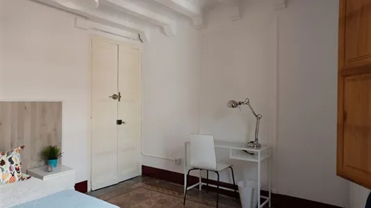 Rooms in Barcelona Ciutat Vella - photo 9