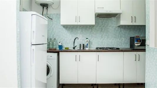 Rooms in Barcelona Ciutat Vella - photo 5