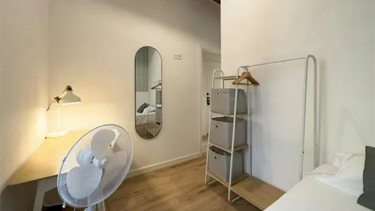 Rooms in Barcelona Ciutat Vella - photo 4