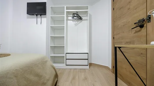 Rooms in el Camí de Vera - photo 4