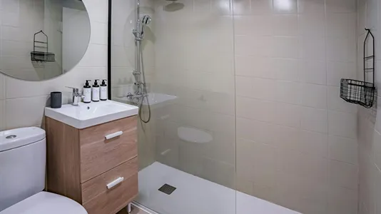 Rooms in Barcelona Ciutat Vella - photo 10