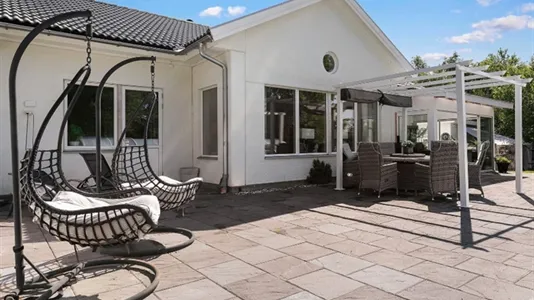 Houses in Nykvarn - photo 1