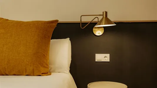 Rooms in Barcelona Ciutat Vella - photo 2