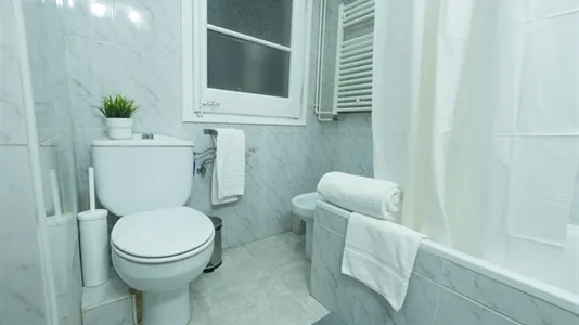 Rooms in Barcelona Ciutat Vella - photo 9