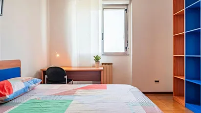 Room for rent in Milano Zona 6 - Barona, Lorenteggio, Milan