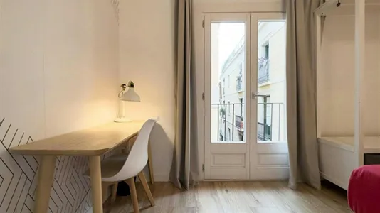 Rooms in Barcelona Ciutat Vella - photo 4
