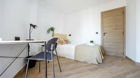 Rooms in el Camí de Vera - photo 5