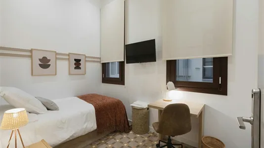 Rooms in Barcelona Ciutat Vella - photo 2