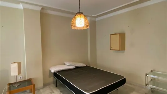Rooms in Almería - photo 2