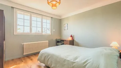 Room for rent in L'Haÿ-les-Roses, Île-de-France