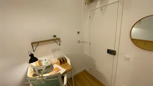 Rooms in Barcelona Ciutat Vella - photo 4