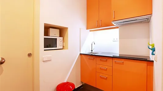 Rooms in Barcelona Ciutat Vella - photo 8