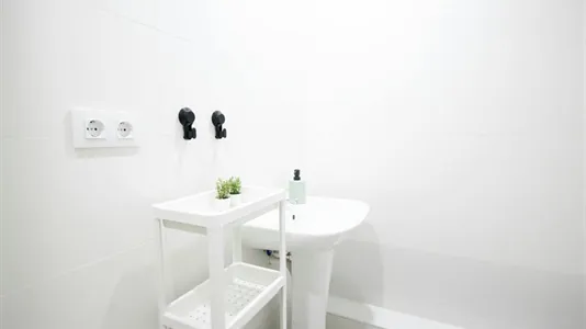 Rooms in Barcelona Ciutat Vella - photo 10