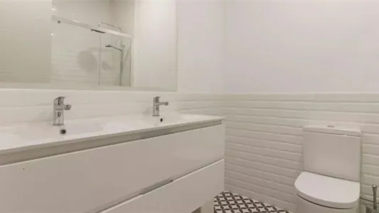 Rooms in Barcelona Ciutat Vella - photo 9