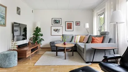 Ljus och välplanerad radhus med fem rum i centrala Farsta! Nära natur, Farsta Centrum och tunnelbana.