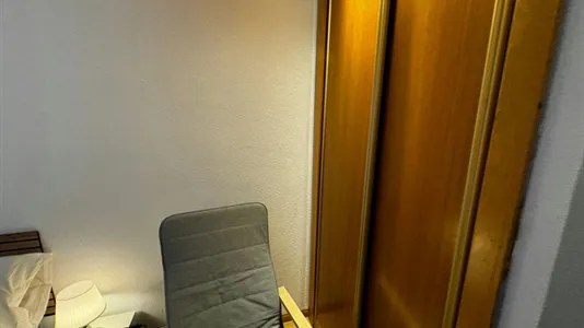 Rooms in El Encinar de los Reyes - photo 8