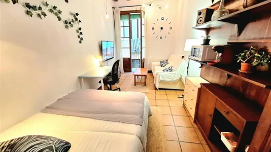 Rooms in Barcelona Ciutat Vella - photo 8