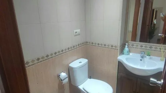 Rooms in Almería - photo 8