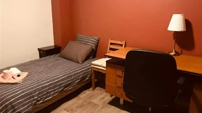 Room for rent in L'Haÿ-les-Roses, Île-de-France