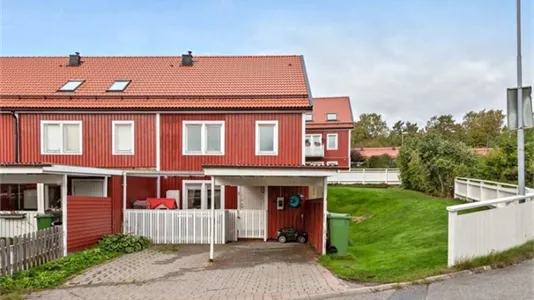Houses in Botkyrka - photo 1