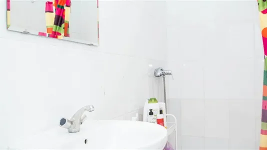 Rooms in Barcelona Ciutat Vella - photo 8