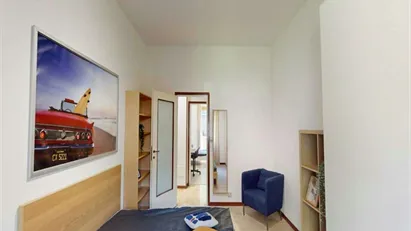 Room for rent in Milano Zona 6 - Barona, Lorenteggio, Milan