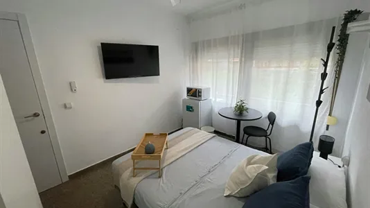 Rooms in Barcelona Sants-Montjuïc - photo 4