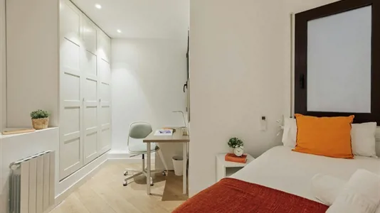 Rooms in Barcelona Eixample - photo 2