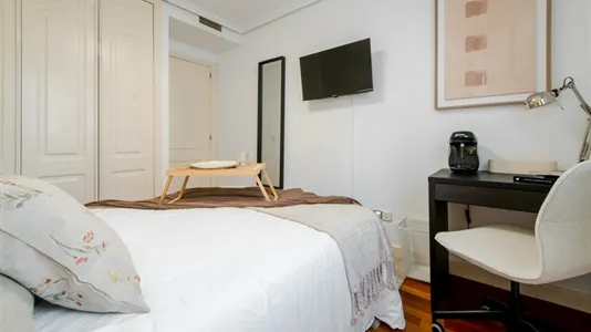 Rooms in El Encinar de los Reyes - photo 4