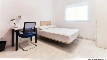 Room for rent in Hacienda de Su Eminencia, Andalucía
