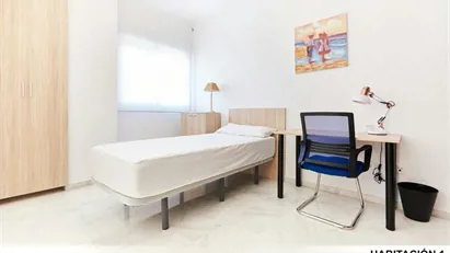 Room for rent in Hacienda de Su Eminencia, Andalucía