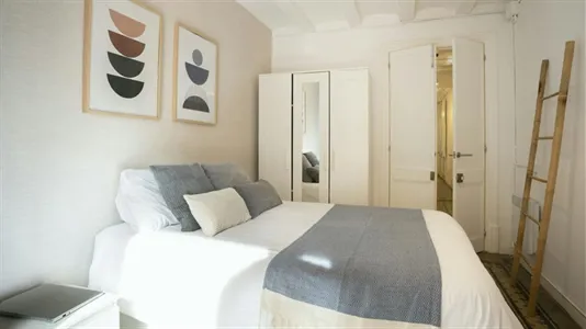 Rooms in Barcelona Ciutat Vella - photo 2