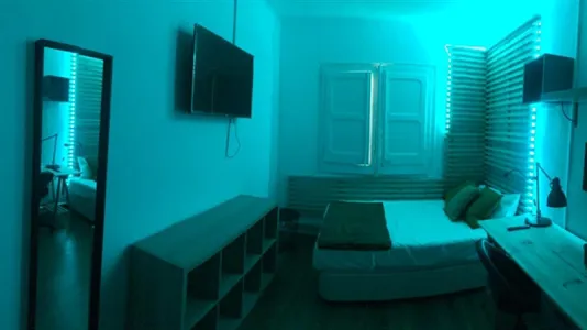Rooms in Barcelona Ciutat Vella - photo 7