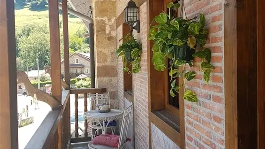 Houses in Bárcena de Pie de Concha - photo 4