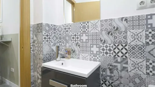 Rooms in Barcelona Ciutat Vella - photo 9