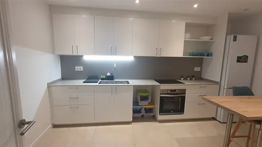 Rooms in Barcelona Ciutat Vella - photo 9