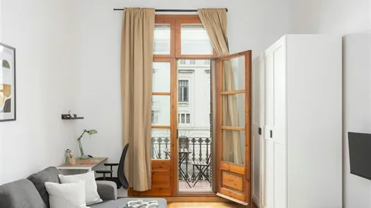 Rooms in Barcelona Ciutat Vella - photo 7